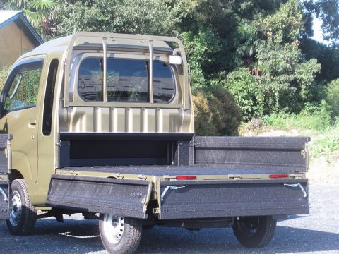 ハイゼットジャンボ　荷台LINE-Xベッドライナー　スタンダード仕様　見切りあおりの高さと一緒　あおり開いた状態